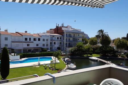 Port Sotavent 2C - Apartamento En La Marina De Empuriabrava - Piscina Comunitaria, - Parking - Vistas Al Canal - Cerca Centro Y Playa ภายนอก รูปภาพ